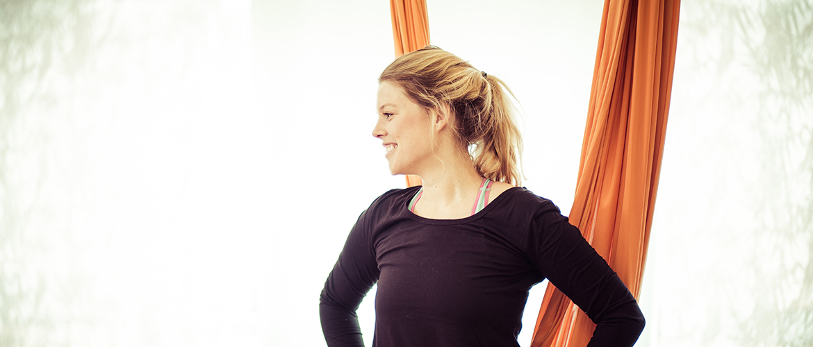 Teilnehmerin beim Aerial Yoga Kurs