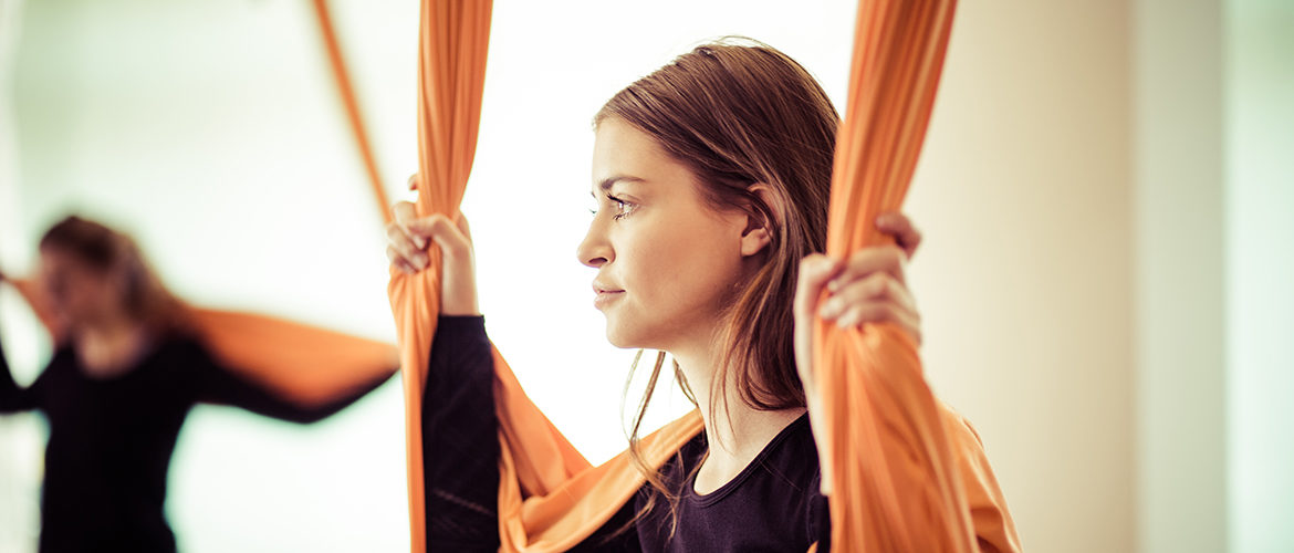 Zwei Damen beim Aerial Yoga